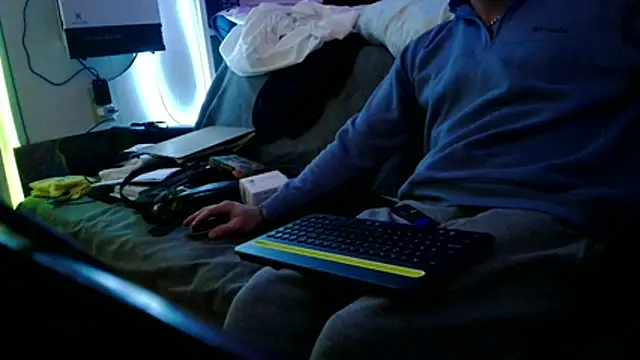 Luv2SuckBWC92 online show from 2, 12, 2025