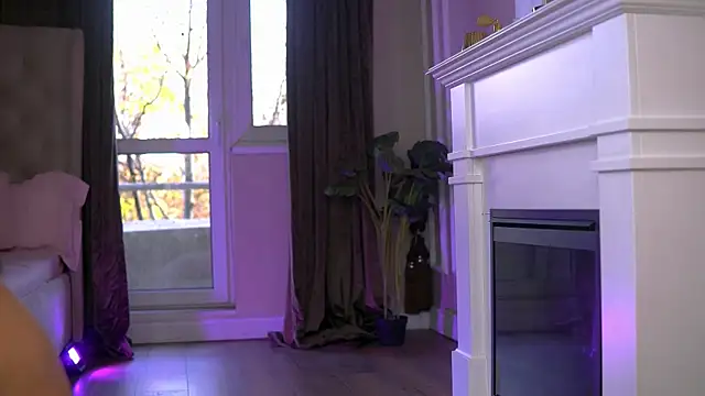 EmaHallee online show from 12, 4, 2026