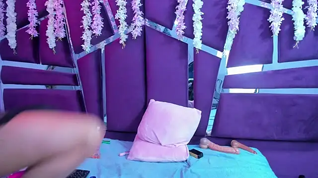 Miaa Davis  online show from 31, 10, 2025