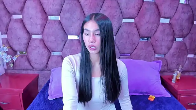 Miaa Davis  online show from 18, 12, 2025