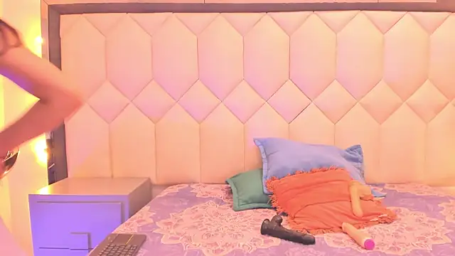 CloeyGraweing online show from 13, 11, 2025