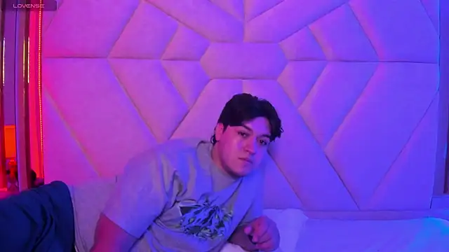 EmilyANDrew  online show from 10, 11, 2025