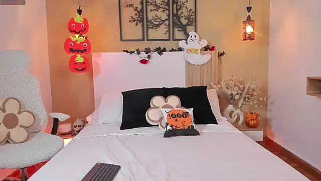 Camila Bustamante online show from 30, 10, 2025