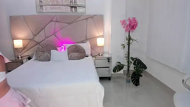 July Adams online show from 21, 12, 2025