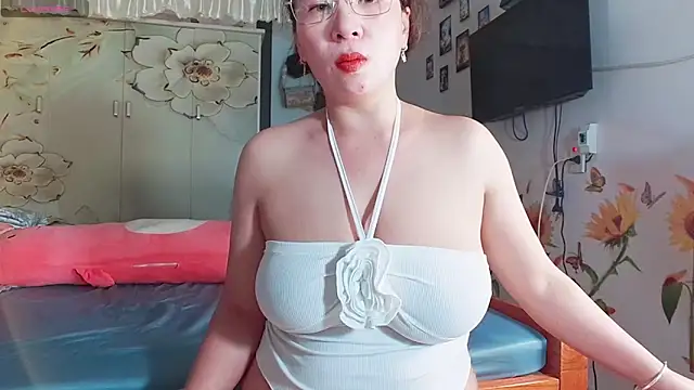 Snapshot of lyly_asian chatting on 22, 4, 2026 lyly asian online show from 22, 4, 2026