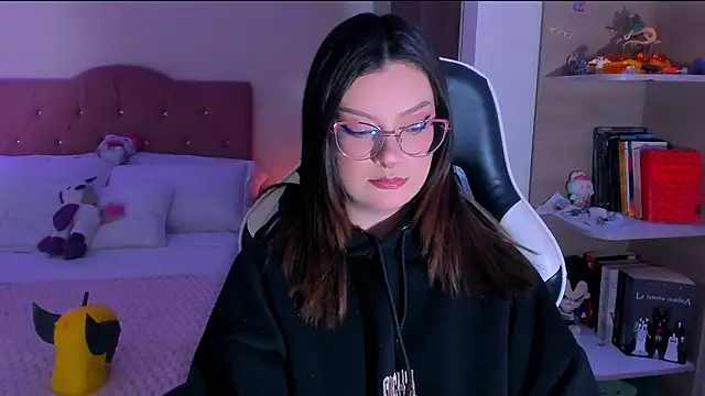 OphelianaRose33 online show from 16, 2, 2026