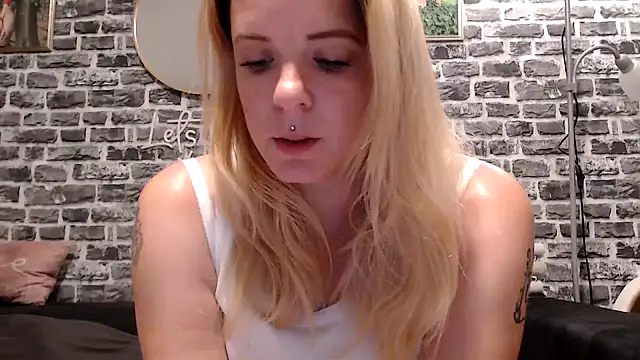 Snapshot of SexyMilf_37 chatting on 9, 6, 2026 SexyMilf 37 online show from 9, 6, 2026