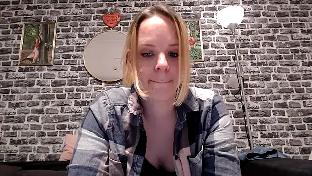 Snapshot of SexyMilf_37 chatting on 18, 4, 2026 SexyMilf 37 online show from 18, 4, 2026