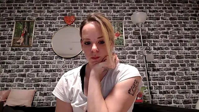 Snapshot of SexyMilf_37 chatting on 23, 4, 2026 SexyMilf 37 online show from 23, 4, 2026