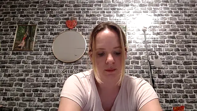 Snapshot of SexyMilf_37 chatting on 29, 4, 2026 SexyMilf 37 online show from 29, 4, 2026