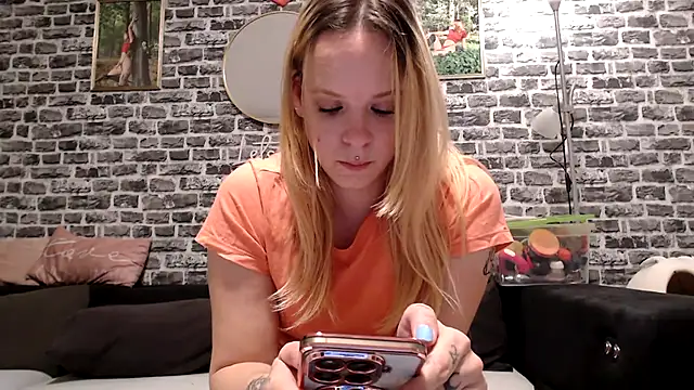 Snapshot of SexyMilf_37 chatting on 17, 4, 2026 SexyMilf 37 online show from 17, 4, 2026