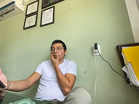 Snapshot of AlejXndroKD chatting on 18, 10, 2025 AlejXndroKD online show from 18, 10, 2025