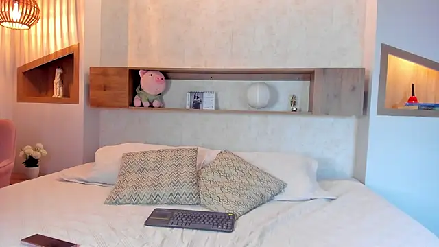 Emilly Beaumont online show from 24, 2, 2026