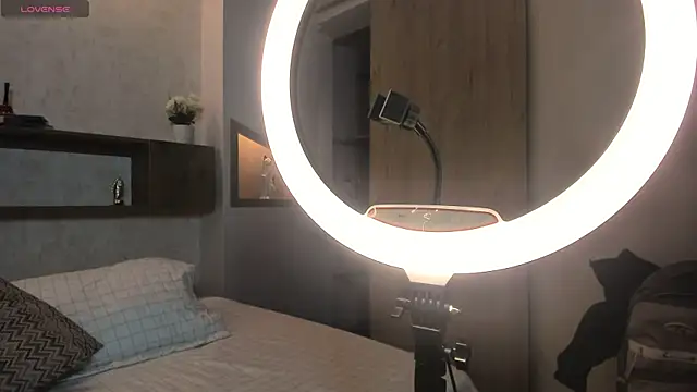 Emilly Beaumont online show from 2, 12, 2025