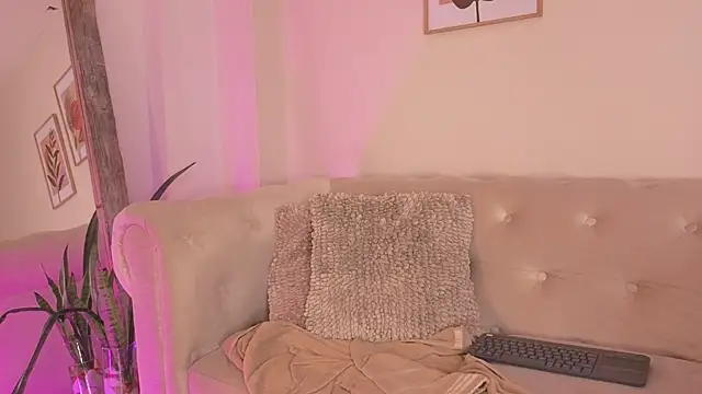 Emilly Beaumont online show from 9, 5, 2026