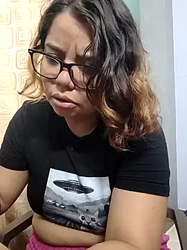 Snapshot of saenz_eymi chatting on 13, 5, 2026 saenz eymi online show from 13, 5, 2026