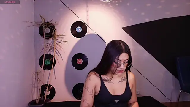 Snapshot of Lilith_and_Khloe chatting on 9, 11, 2025 Lilith and Khloe online show from 9, 11, 2025