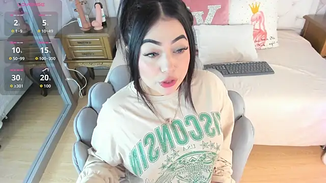 Snapshot of MeganStar__ chatting on 8, 10, 2025 MeganStar online show from 8, 10, 2025