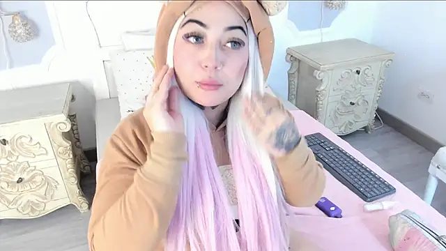 Snapshot of MeganStar__ chatting on 18, 10, 2025 MeganStar online show from 18, 10, 2025