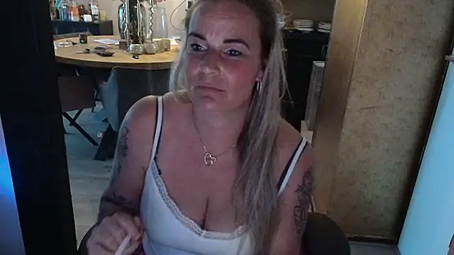 Snapshot of Mrs-Aurora chatting on 27, 4, 2026 Mrs-Aurora online show from 27, 4, 2026