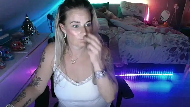Snapshot of Mrs-Aurora chatting on 6, 5, 2026 Mrs-Aurora online show from 6, 5, 2026