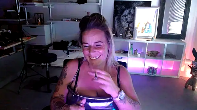 Mrs-Aurora online show from 17, 10, 2025