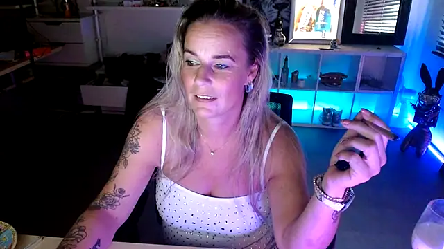 Mrs-Aurora online show from 15, 10, 2025