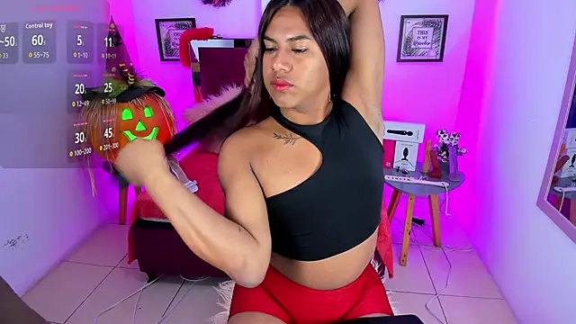 Khloee f w online show from 6, 10, 2025