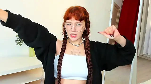 Snapshot of LeelooYolo chatting on 9, 11, 2025 LeelooYolo online show from 9, 11, 2025