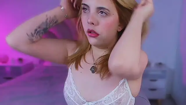 MiaColucci18 online show from 16, 2, 2026