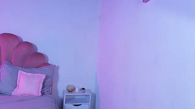 MiaColucci18 online show from 5, 1, 2026