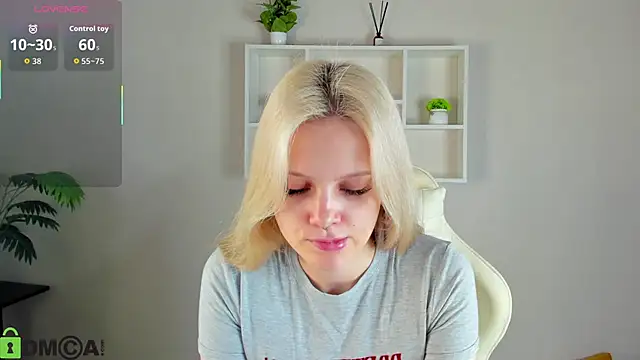 Snapshot of Allice_Cox chatting on 28, 10, 2025 Allice Cox online show from 28, 10, 2025