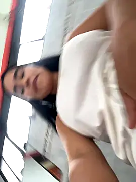 Snapshot of laure_torres chatting on 4, 11, 2025 laure torres online show from 4, 11, 2025