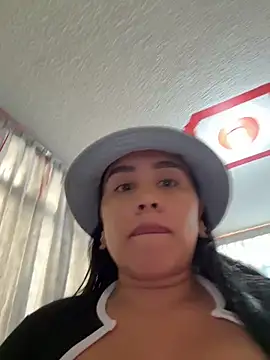 Snapshot of laure_torres chatting on 13, 5, 2026 laure torres online show from 13, 5, 2026