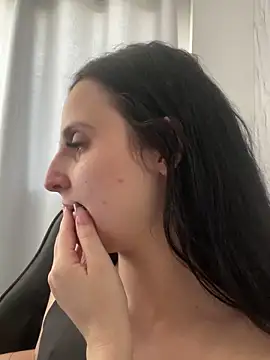 yumi-hot online show from 13, 4, 2026