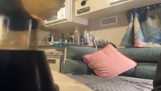 Snapshot of KrystalRoss chatting on 8, 11, 2025 KrystalRoss online show from 8, 11, 2025