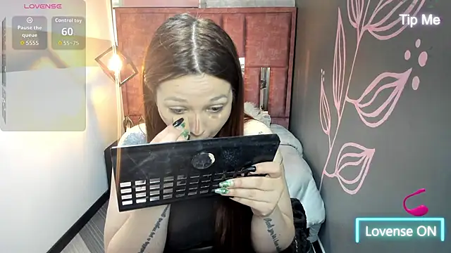 Snapshot of Isa_Thompson__ chatting on 5, 10, 2025 Isa Thompson online show from 5, 10, 2025