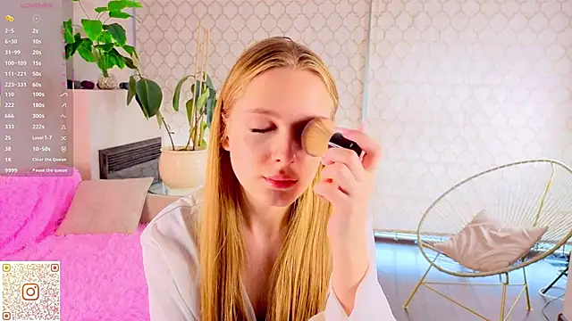 Snapshot of CindyGreen chatting on 10, 10, 2025 CindyGreen online show from 10, 10, 2025