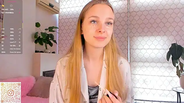 Snapshot of CindyGreen chatting on 9, 10, 2025 CindyGreen online show from 9, 10, 2025