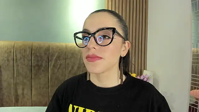 IsisNoir online show from 8, 4, 2026