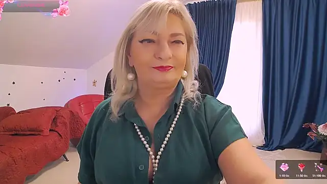 Snapshot of HypnotikCate chatting on 2, 12, 2025 HypnotikCate online show from 2, 12, 2025