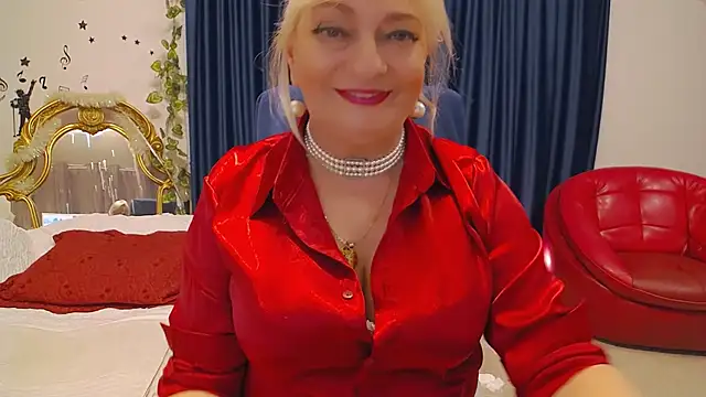 Snapshot of HypnotikCate chatting on 1, 3, 2025 HypnotikCate online show from 1, 3, 2025