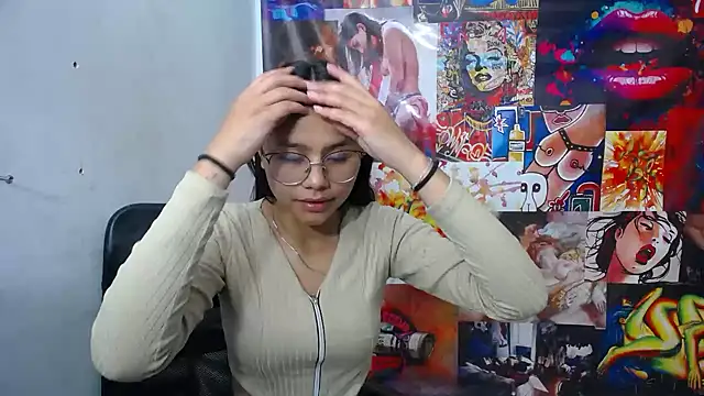 Snapshot of SofieLove_01 chatting on 24, 10, 2025 SofieLove 01 online show from 24, 10, 2025