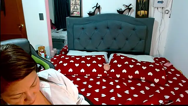 Snapshot of hiilarybrown chatting on 20, 5, 2026 hiilarybrown online show from 20, 5, 2026