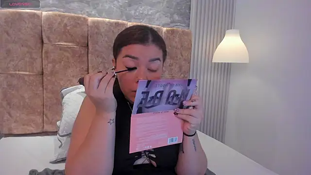 Snapshot of leilapons chatting on 11, 11, 2025 leilapons online show from 11, 11, 2025