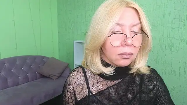 Snapshot of Wendy_Waves chatting on 13, 11, 2025 Wendy Waves online show from 13, 11, 2025