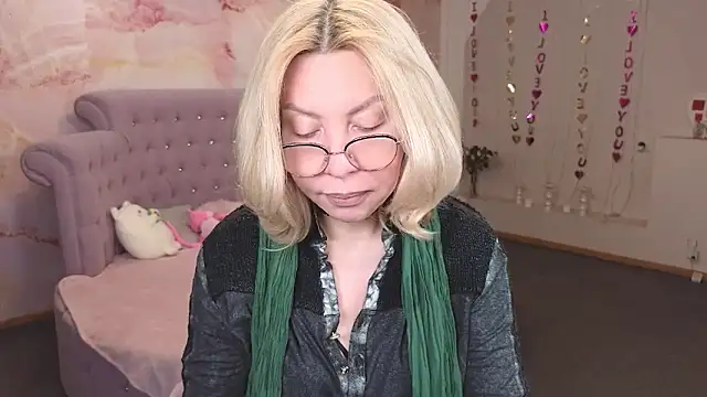 Snapshot of Wendy_Waves chatting on 4, 10, 2025 Wendy Waves online show from 4, 10, 2025