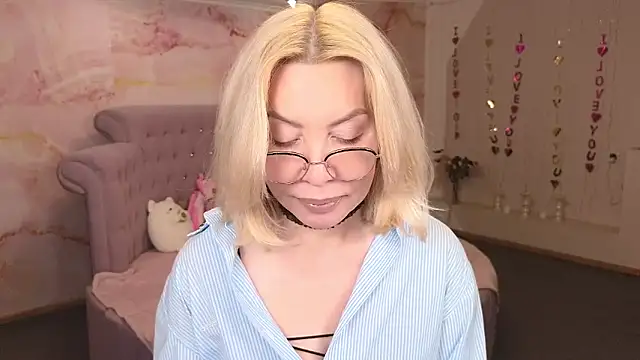 Snapshot of Wendy_Waves chatting on 19, 10, 2025 Wendy Waves online show from 19, 10, 2025