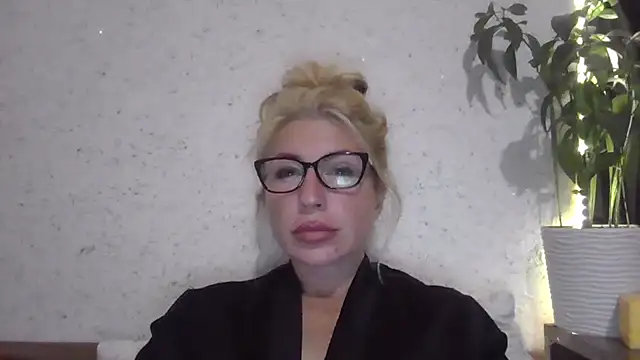 Snapshot of fox_red_lady7 chatting on 4, 10, 2025 fox red lady7 online show from 4, 10, 2025