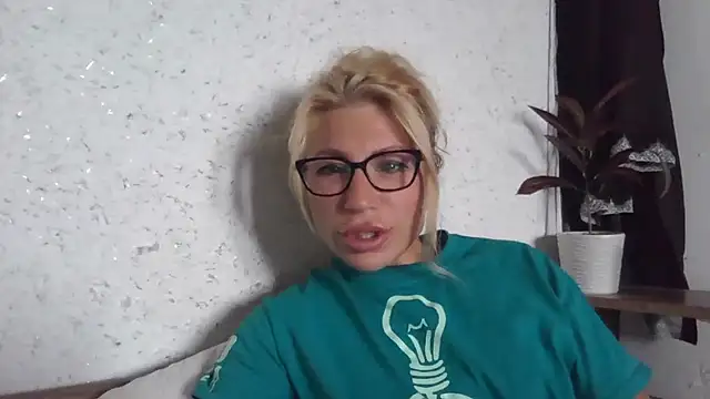 Snapshot of fox_red_lady7 chatting on 29, 9, 2025 fox red lady7 online show from 29, 9, 2025